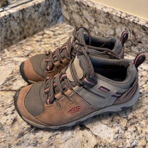 Keen ladies hiking shoes size 6